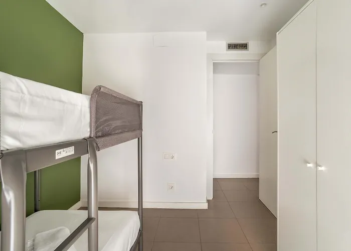 The Collection - Modern And Bright 4bd Triplex In Paralel!