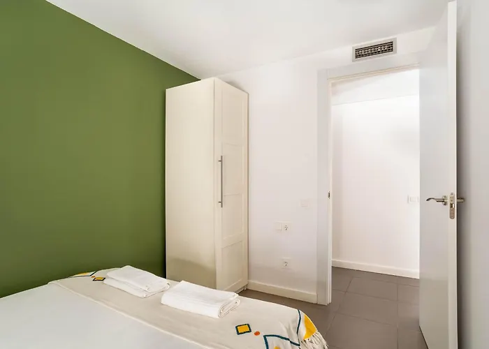 The Collection - Modern And Bright 4bd Triplex In Paralel! *